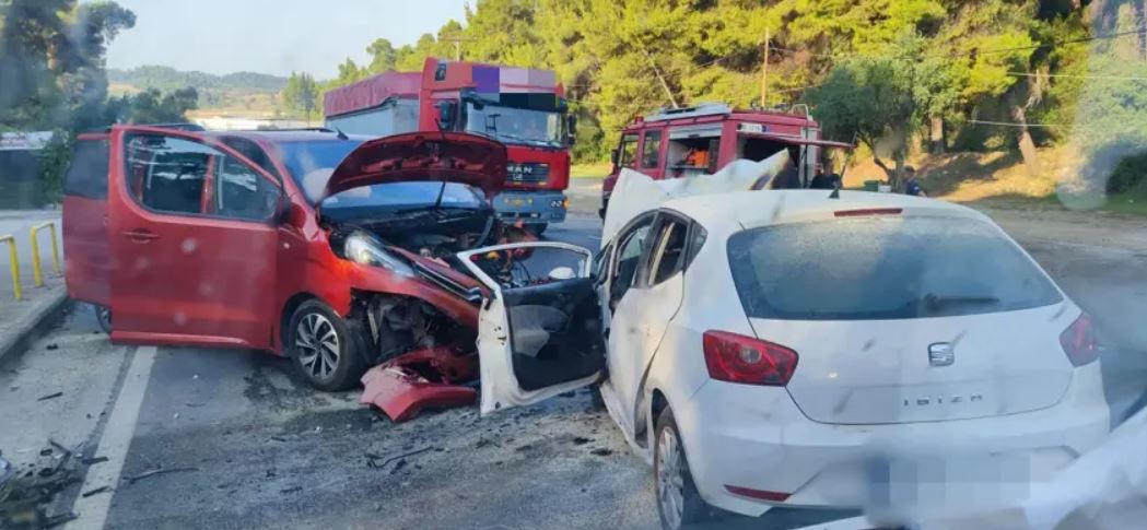 Tραγωδία στην Χαλκιδική: Τροχαίο με έναν νεκρό και επτά τραυματίες