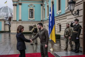 Σακελλαροπουλου σε Ζελένσκι: «Η ρωσική επίθεση στην Ουκρανία μας αφορά όλους»